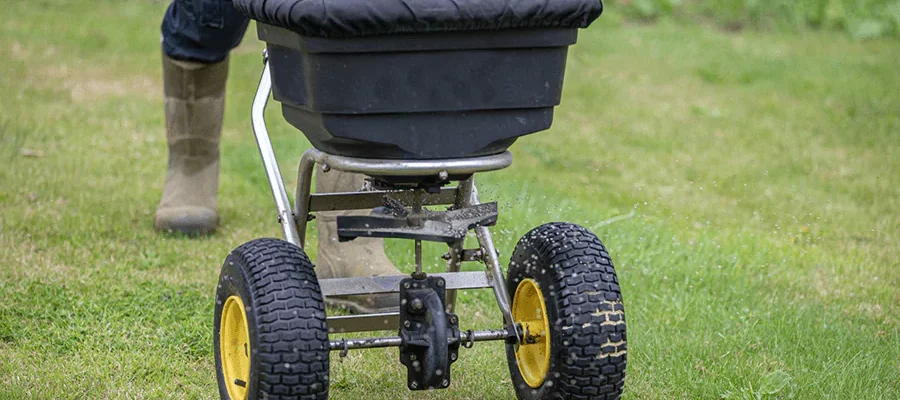 Commercial grade fertilizer spreader